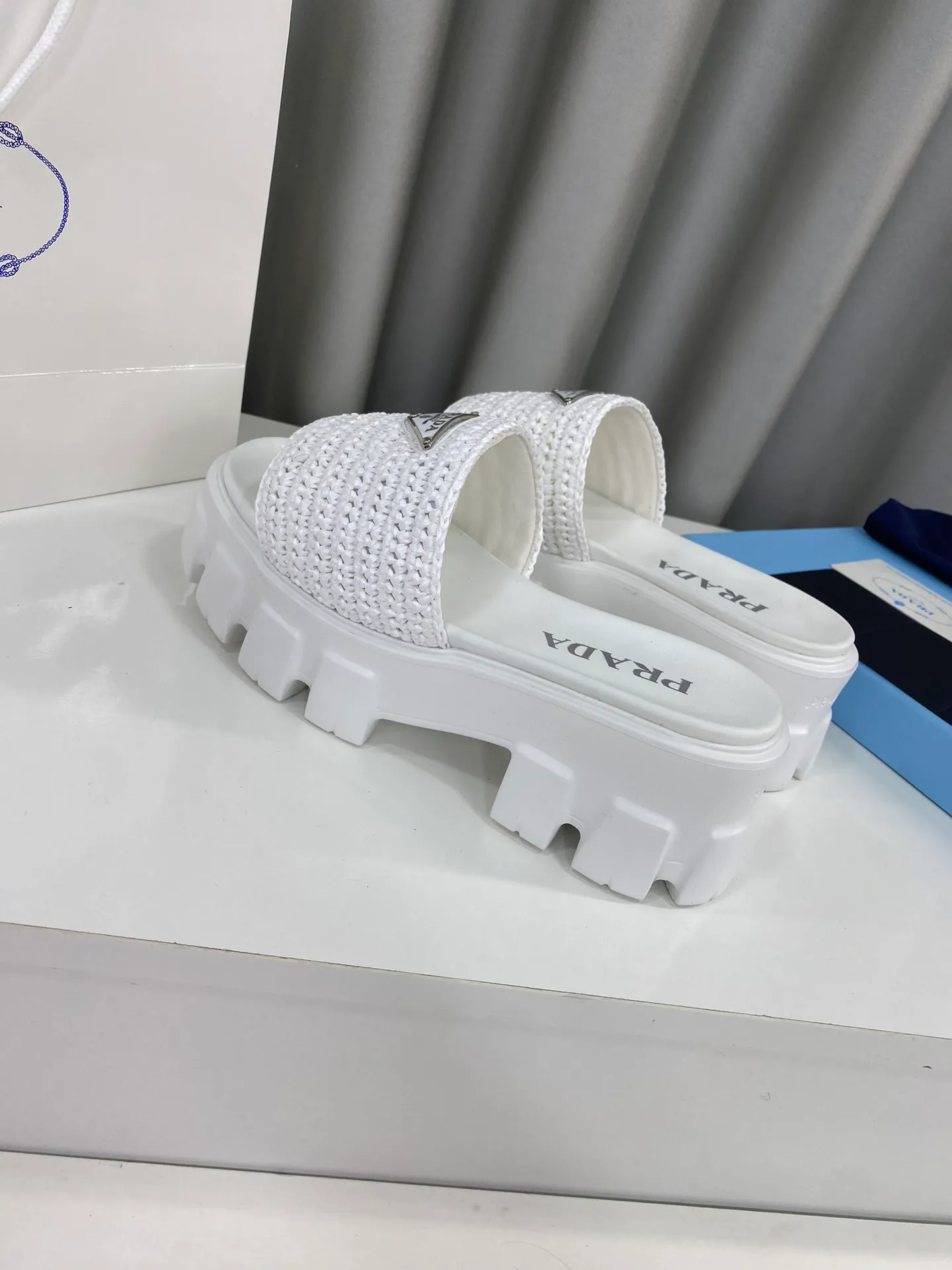 💕💕Factory direct selling price p460💕💕 Prada's latest tooth-woven thick-soled triangle buckle slippers☑️ Latest environmentally friendly PP material, fully handmade crochet, just like knitting sweaters, slow work and meticulous work, retro fashionable thick-soled shoes, with rubber uppers, making the whole pair of shoes light and comfortable. Bright colors, a variety of choices to meet the needs of fashionable people with different styles! The iconic metal triangle logo is paired with the shape of ancient beach slippers. Every design element is fashionable! Size: Women's 35-39 (34, 40, custom-made, non-returnable) Full set of counter original packaging